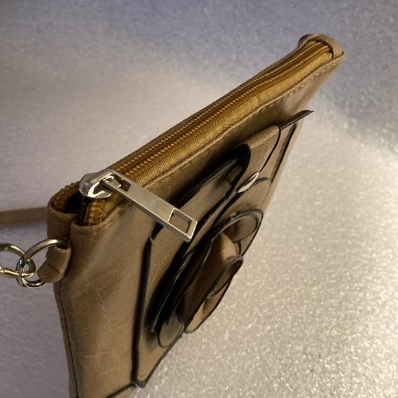 NWOT - Tan Crossbody Zippered Bag Adjustable Strap & Front Floral Design Pocket - Picture 6 of 10